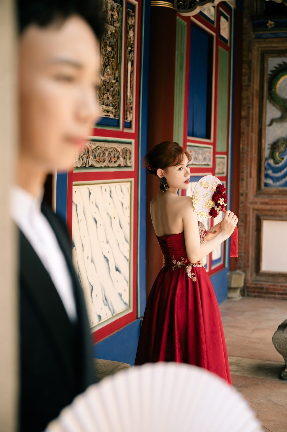 台中婚紗攝影：紅色禮服與彩繪門扇