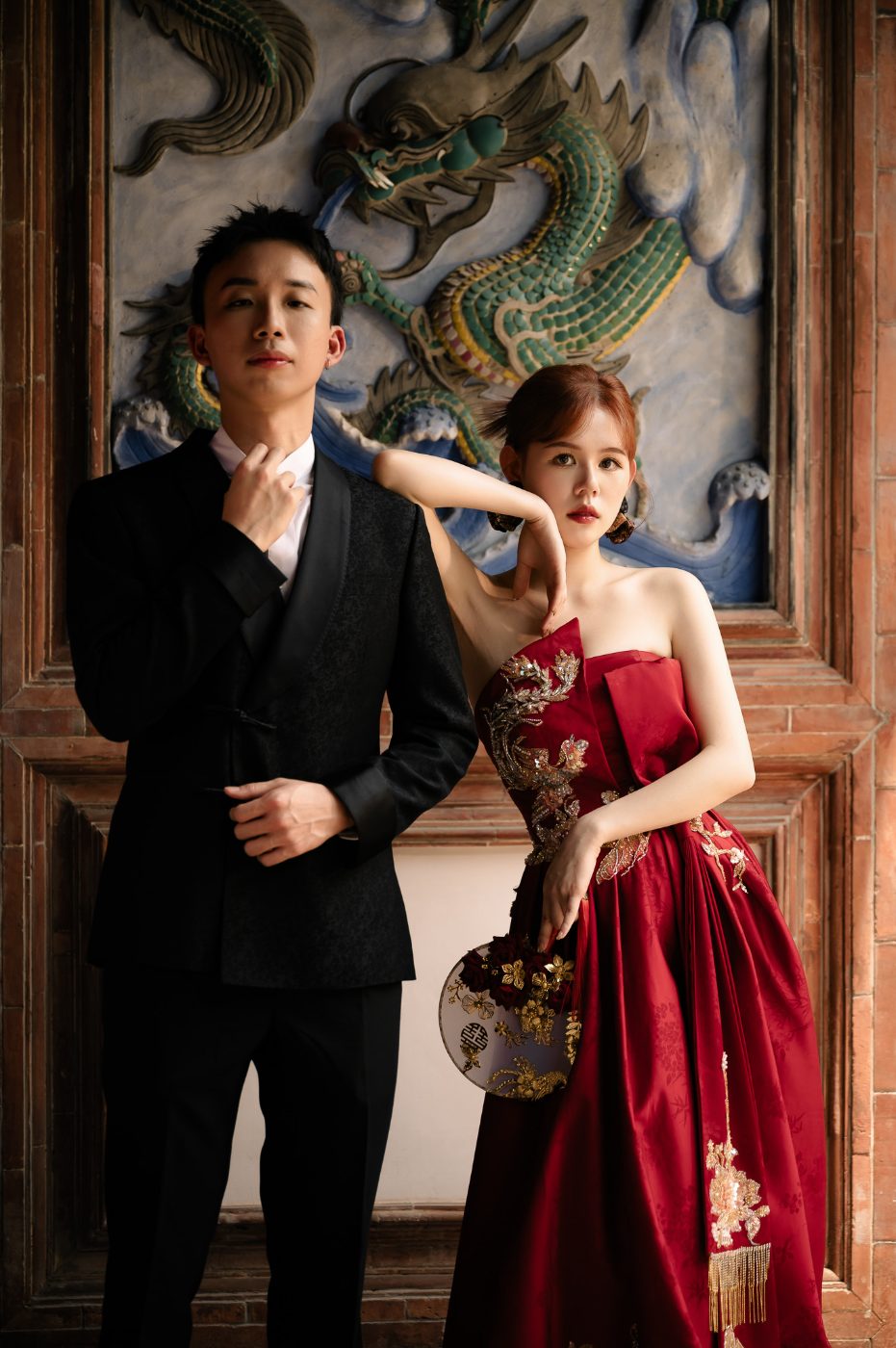 台中婚紗攝影：龍紋壁飾前的紅色禮服新人