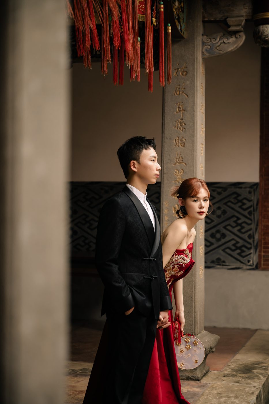 台中婚紗攝影：古厝廊柱旁的紅色禮服新人