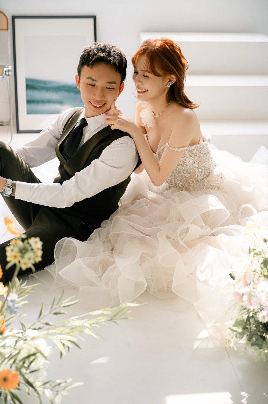 台中婚紗攝影：地板上相視而笑的新人