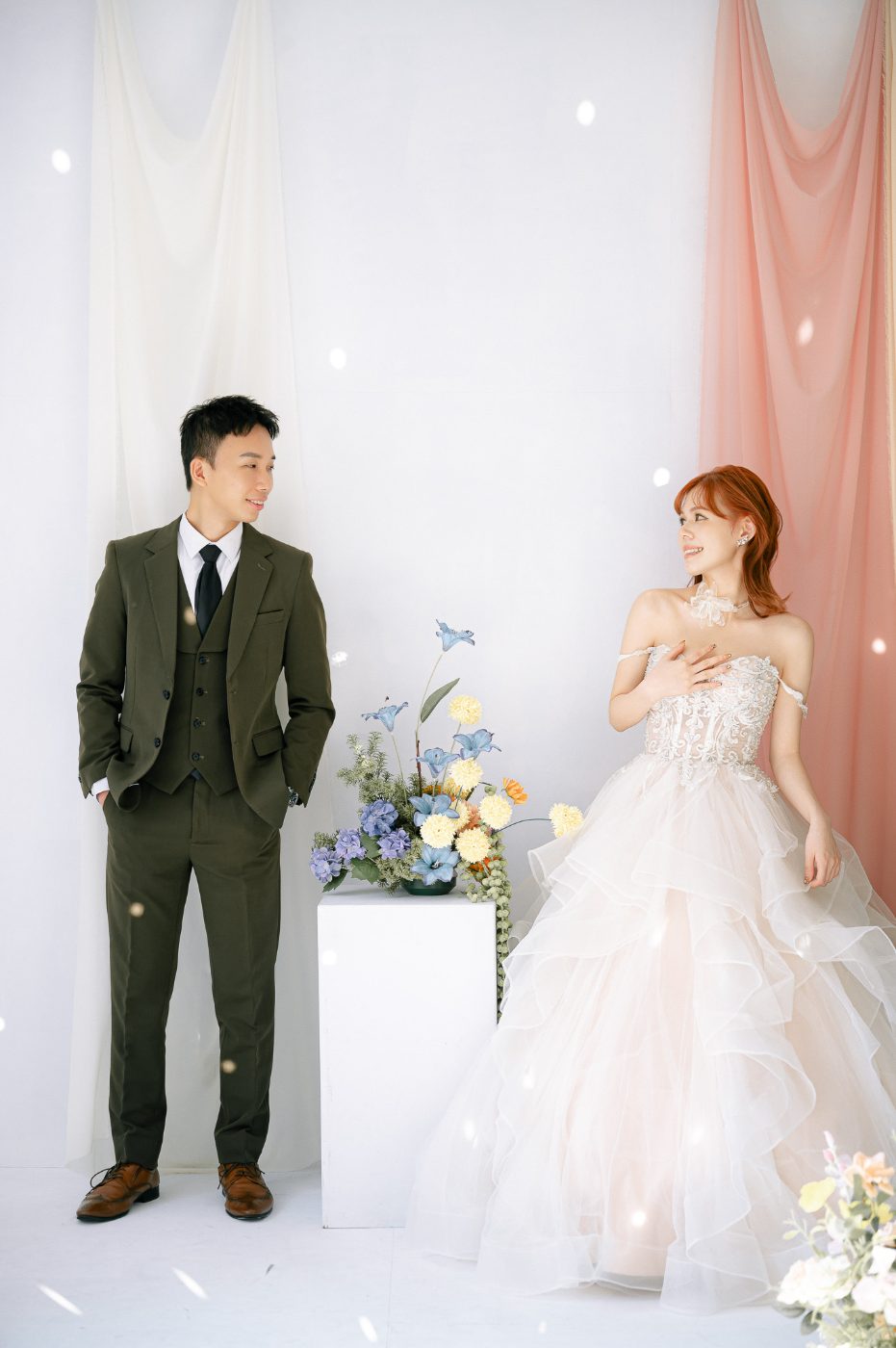 台中婚紗攝影：白色布幔與花藝佈景中的新人