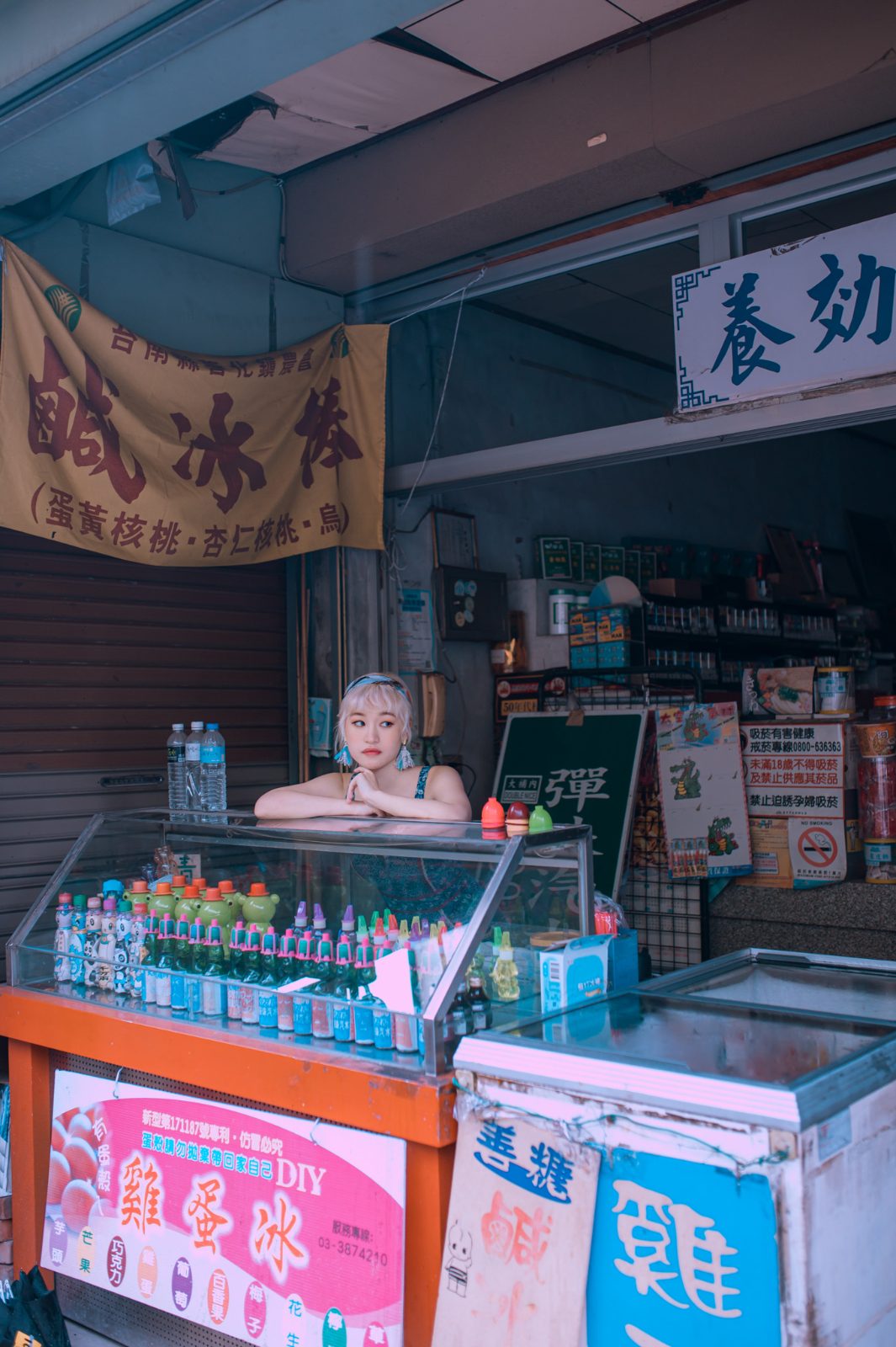 台中情侶寫真：老街柑仔店前的女子