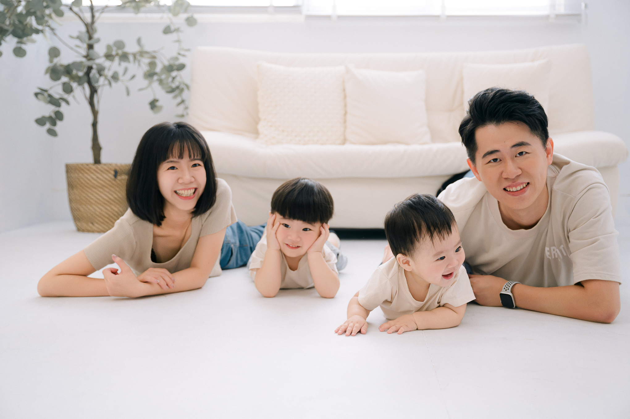 台中親子寫真：一家四口趴在地板上笑