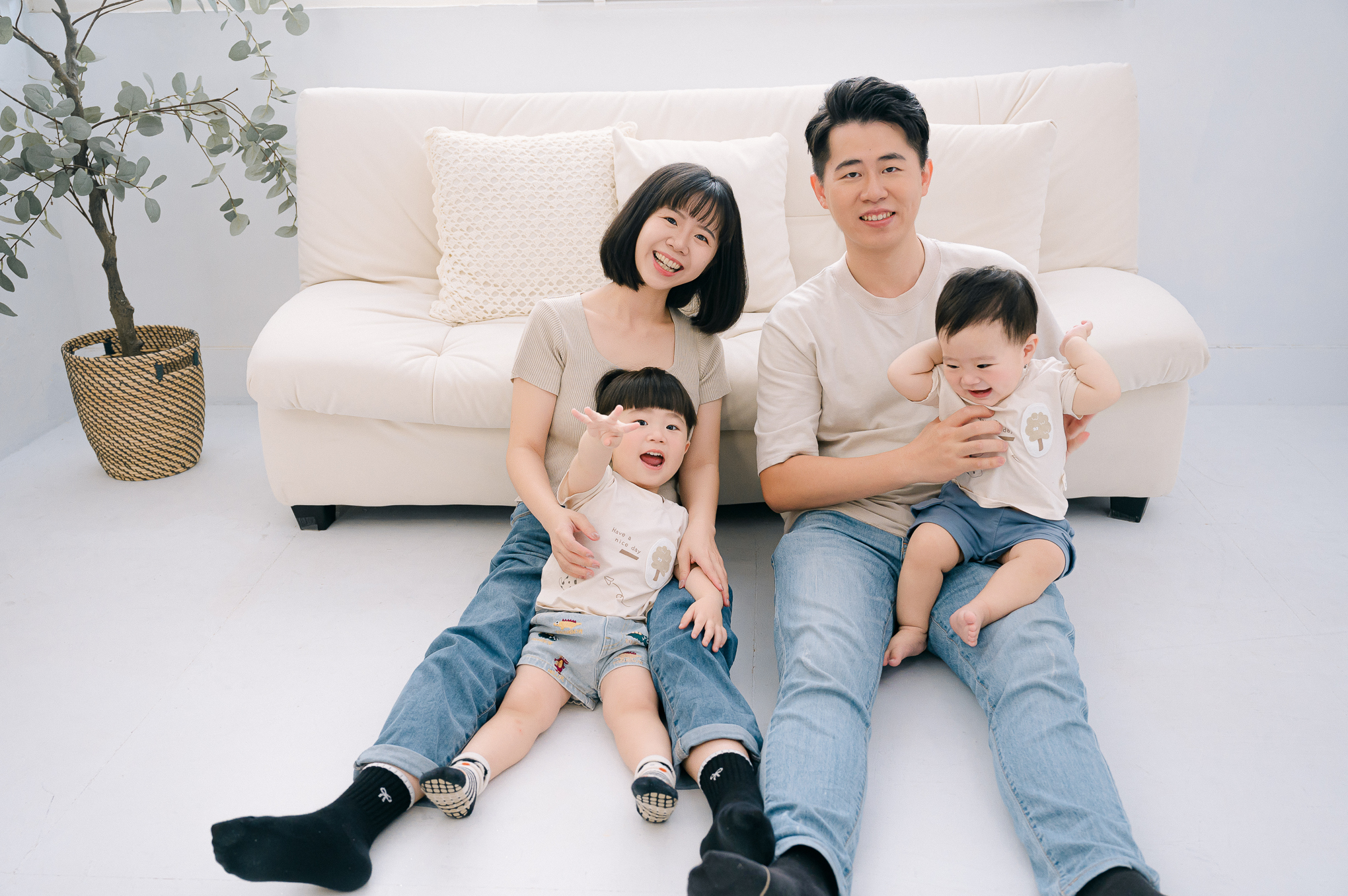 台中親子寫真：一家四口坐在沙發前合影