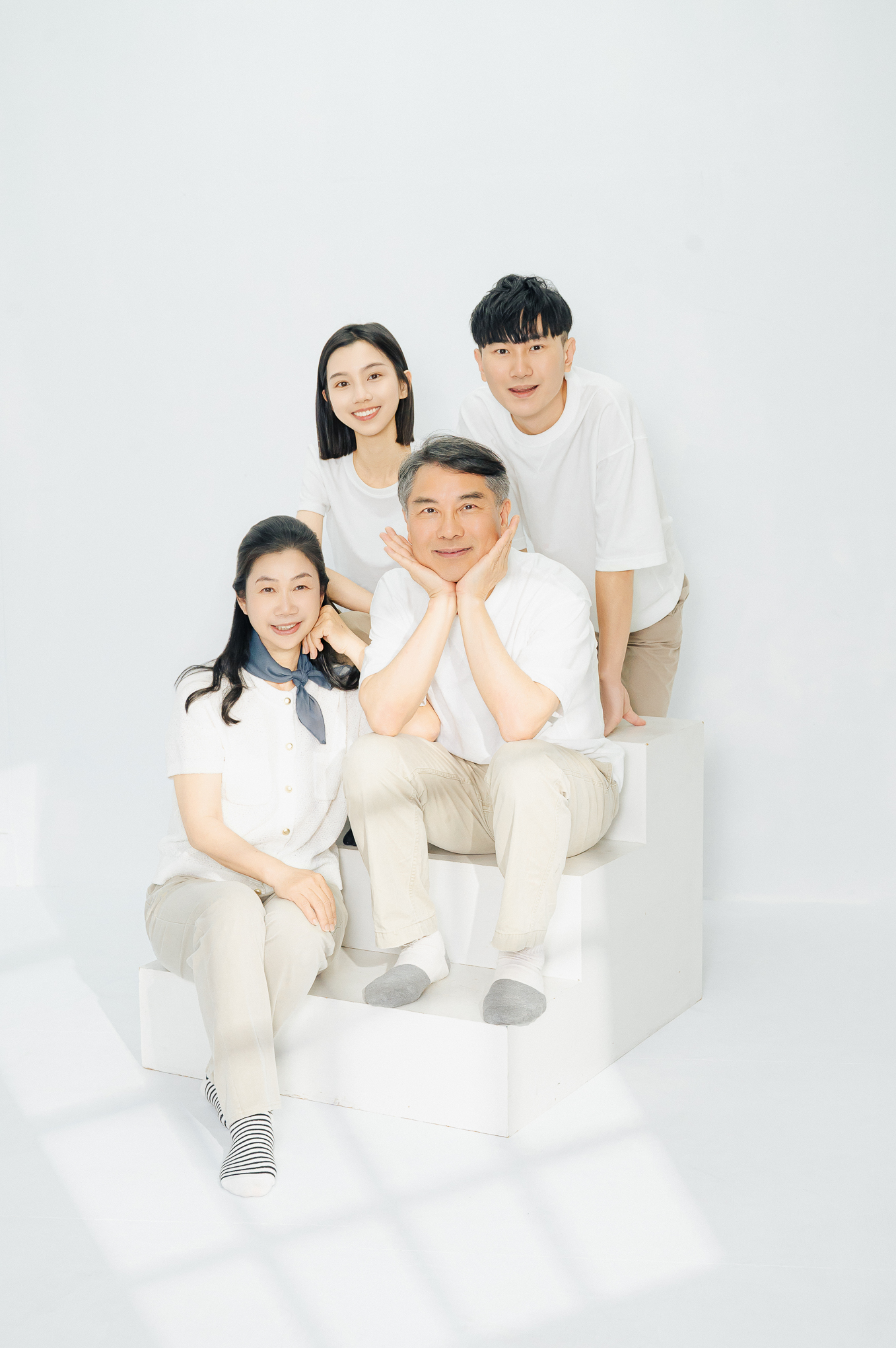 台中全家福寫真：兩代四人白色棚拍合影