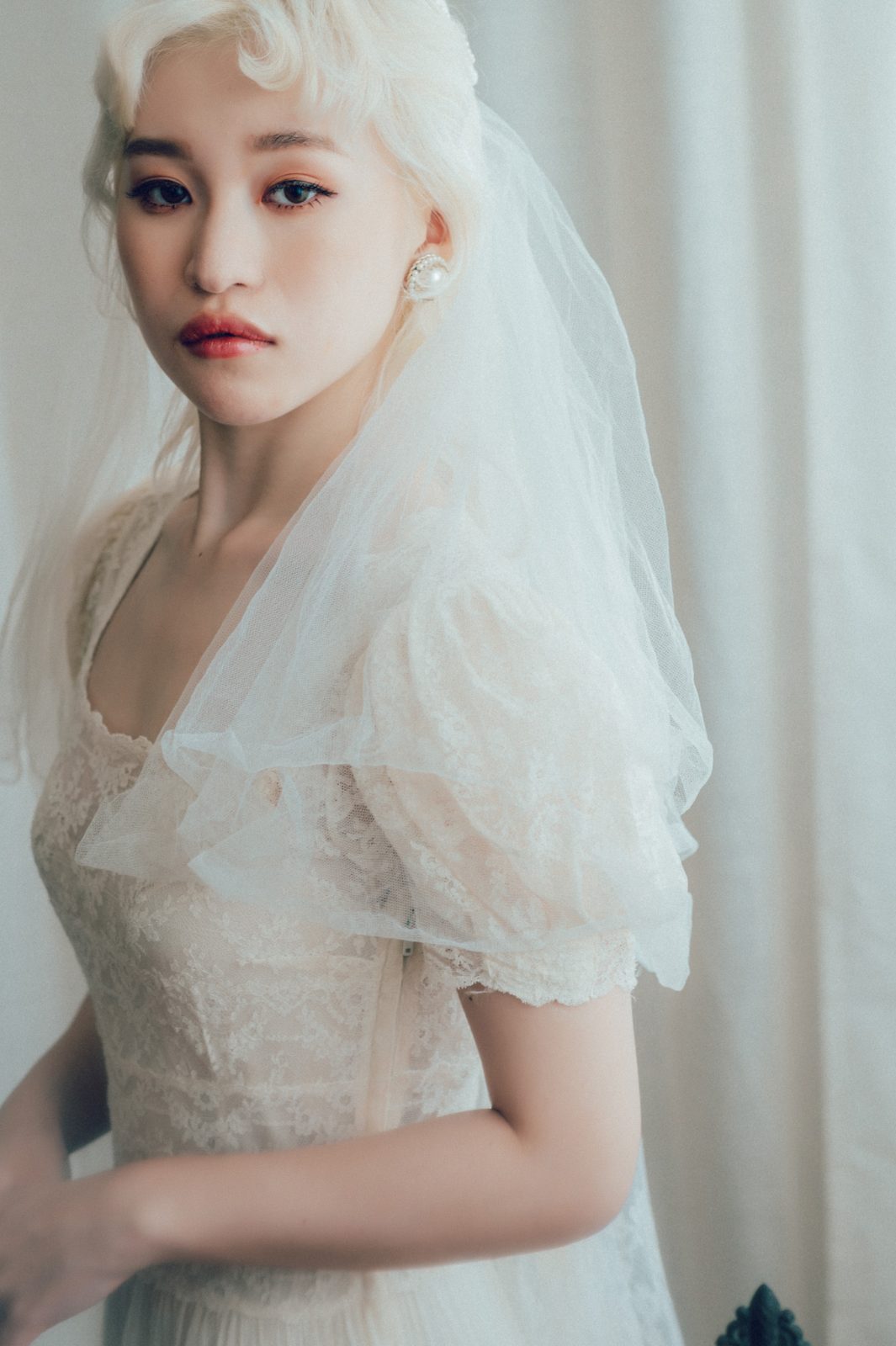 台中個人寫真：頭紗與蕾絲禮服的女子側身