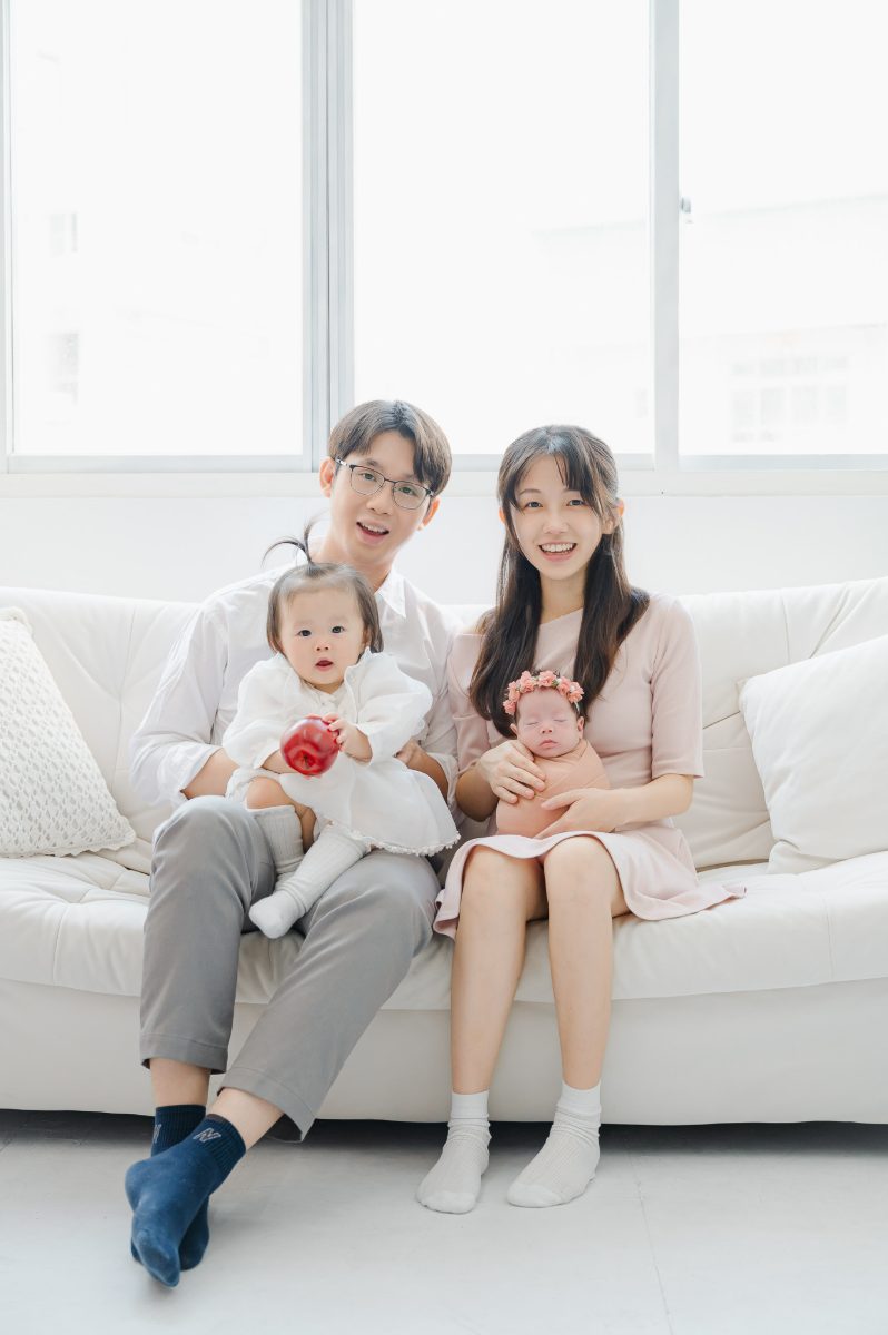 台中親子寫真：沙發上的直式四人合照