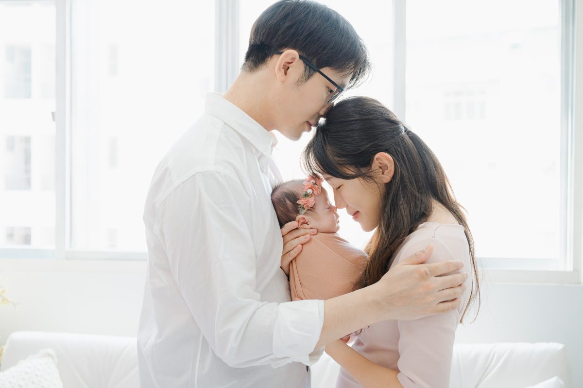台中親子寫真：爸媽額頭相碰、懷抱新生兒