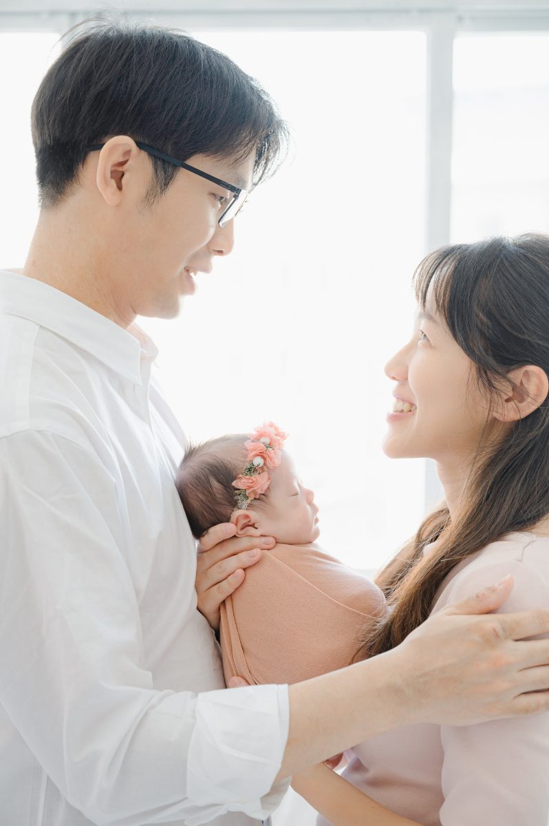 台中親子寫真：爸媽相視而笑與懷中寶寶
