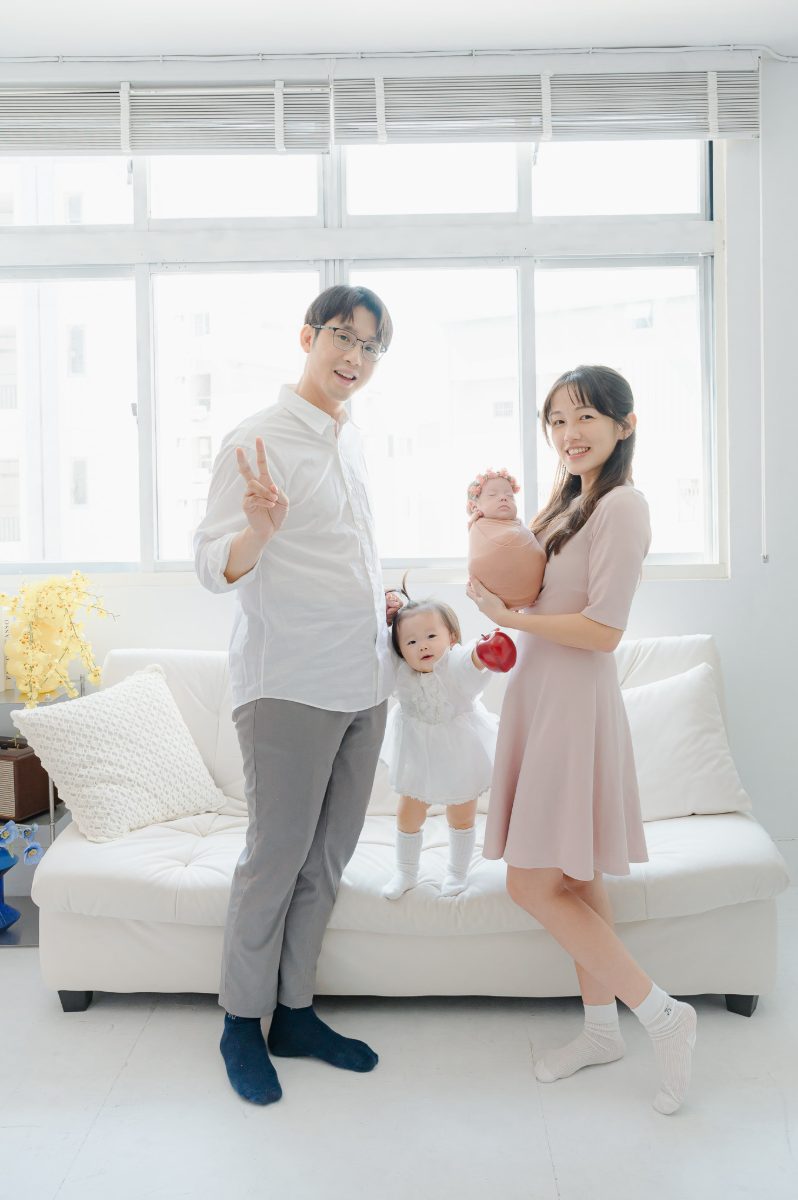 台中親子寫真：站姿的一家四口合照