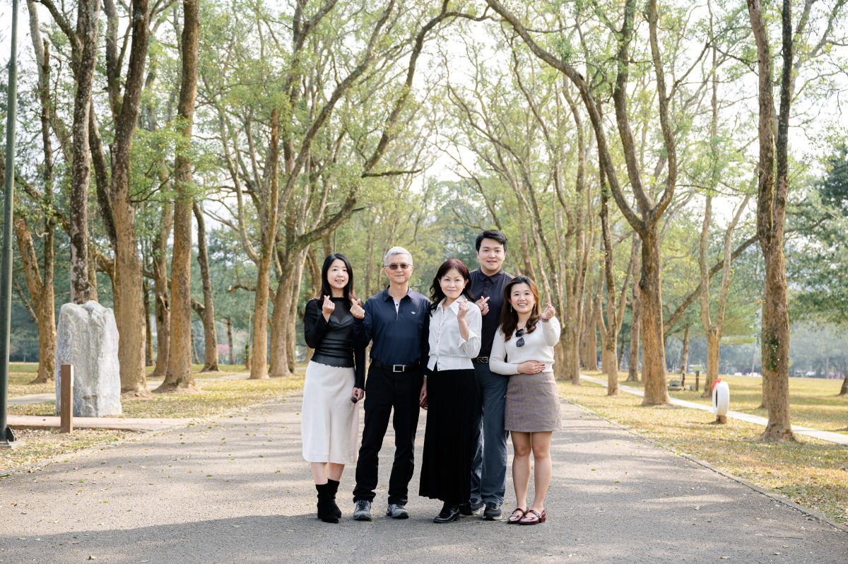 台中全家福：五人家族在林道的合照