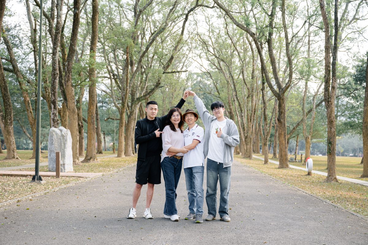 台中全家福：四人家族在林道的合照