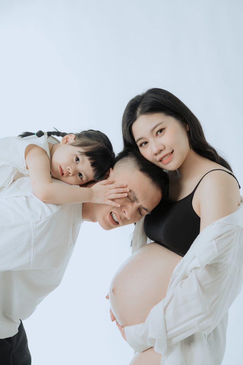 台中孕婦寫真：一家三口與孕肚的白底棚拍