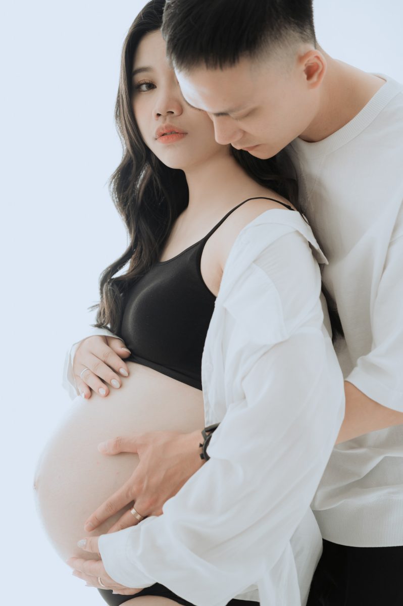 台中孕婦寫真：先生從身後環抱孕肚的棚拍