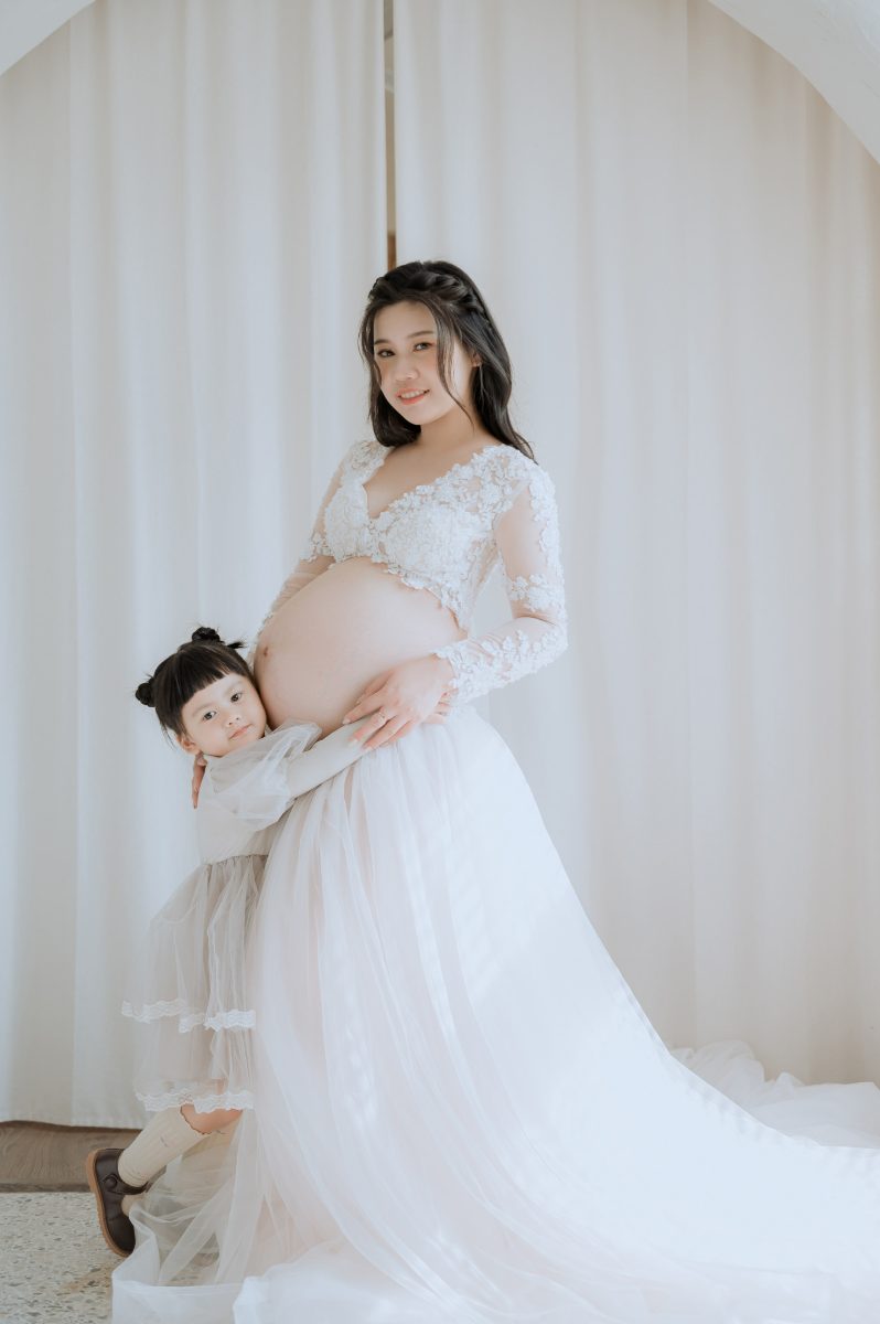 台中孕婦寫真：白色蕾絲禮服與擁抱孕肚的姊姊