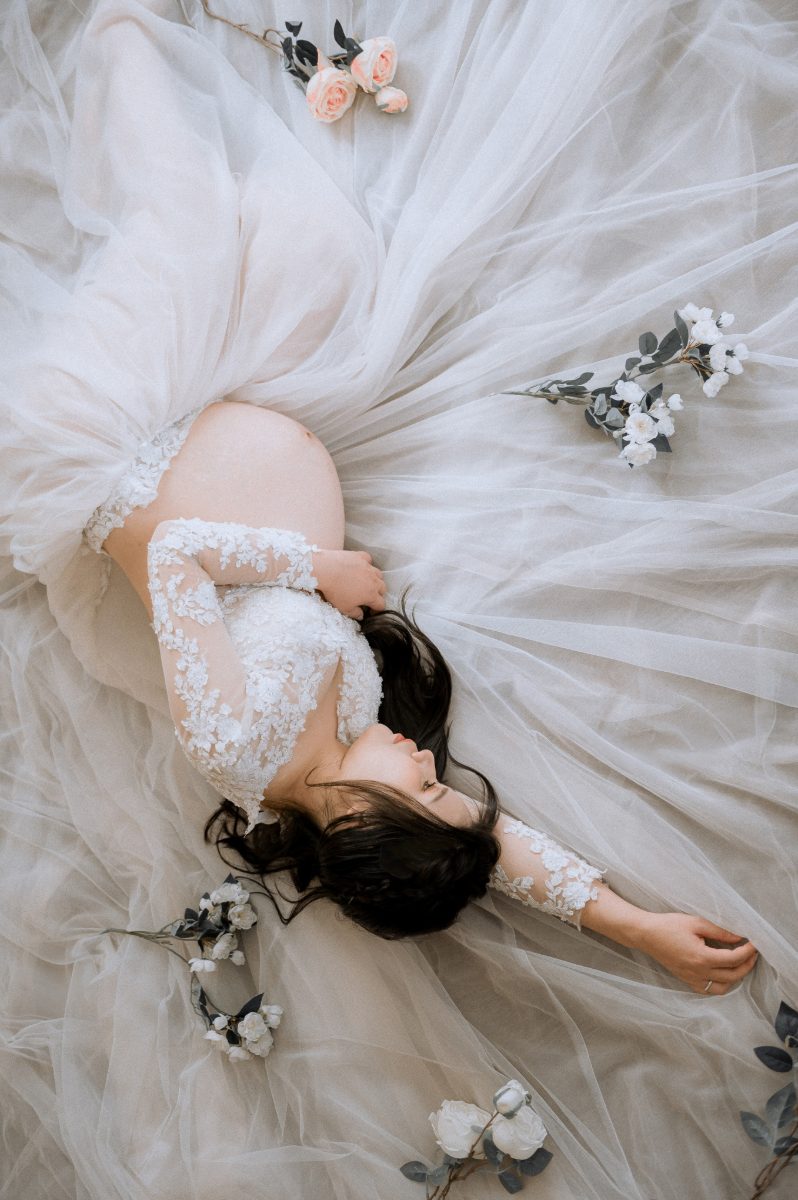 台中孕婦寫真：俯拍躺臥紗裙與花藝的孕婦