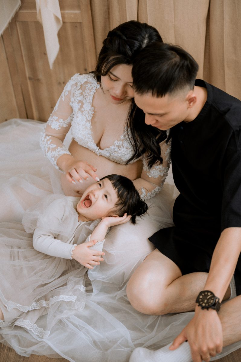 台中孕婦寫真：蕾絲禮服與大笑的女兒