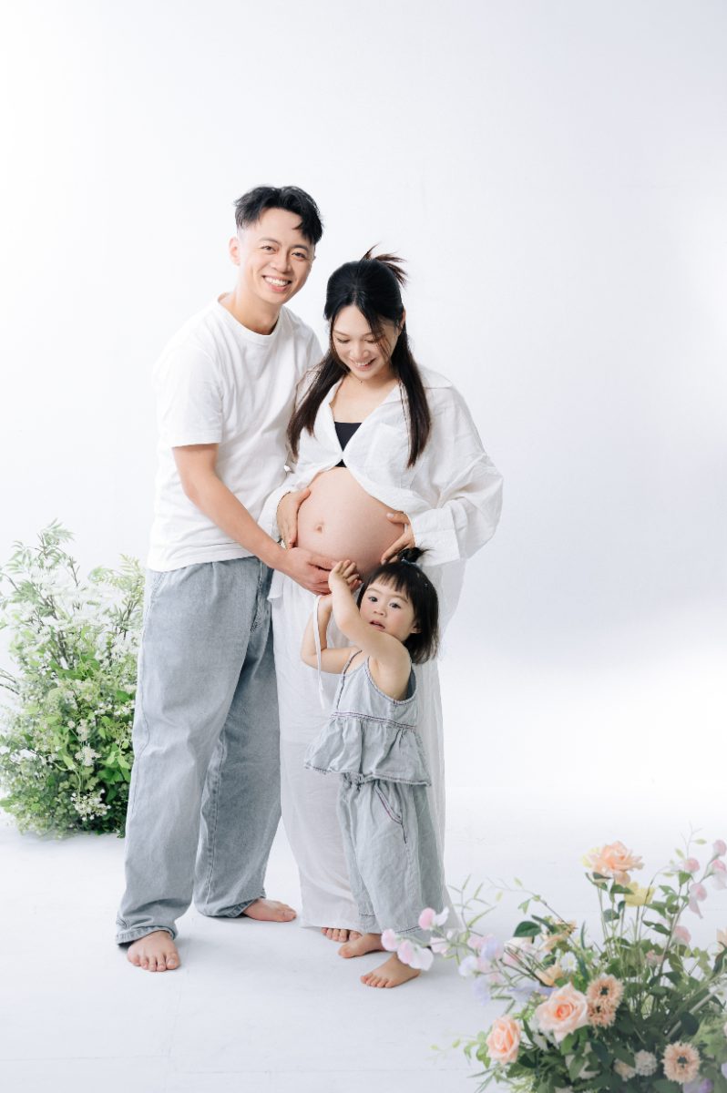 台中孕婦寫真：白色棚拍花藝佈景的一家三口