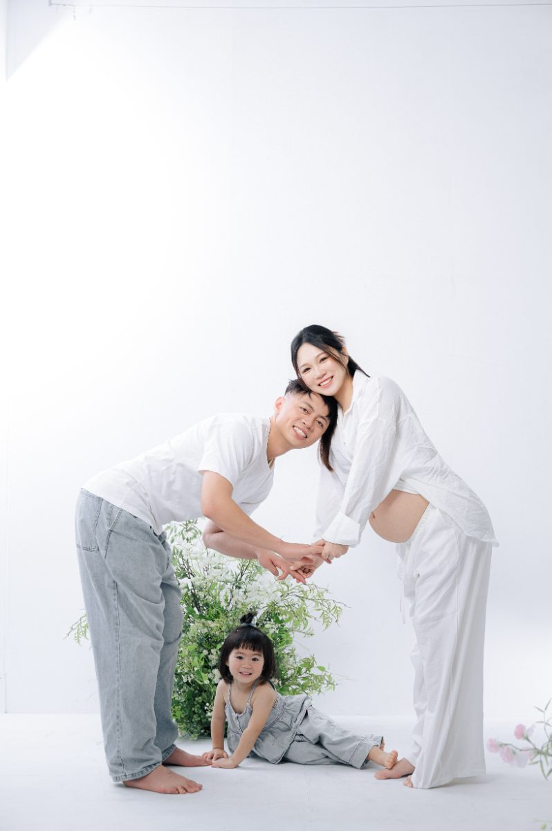 台中孕婦寫真：夫妻雙手交握與孕肚的全身合照