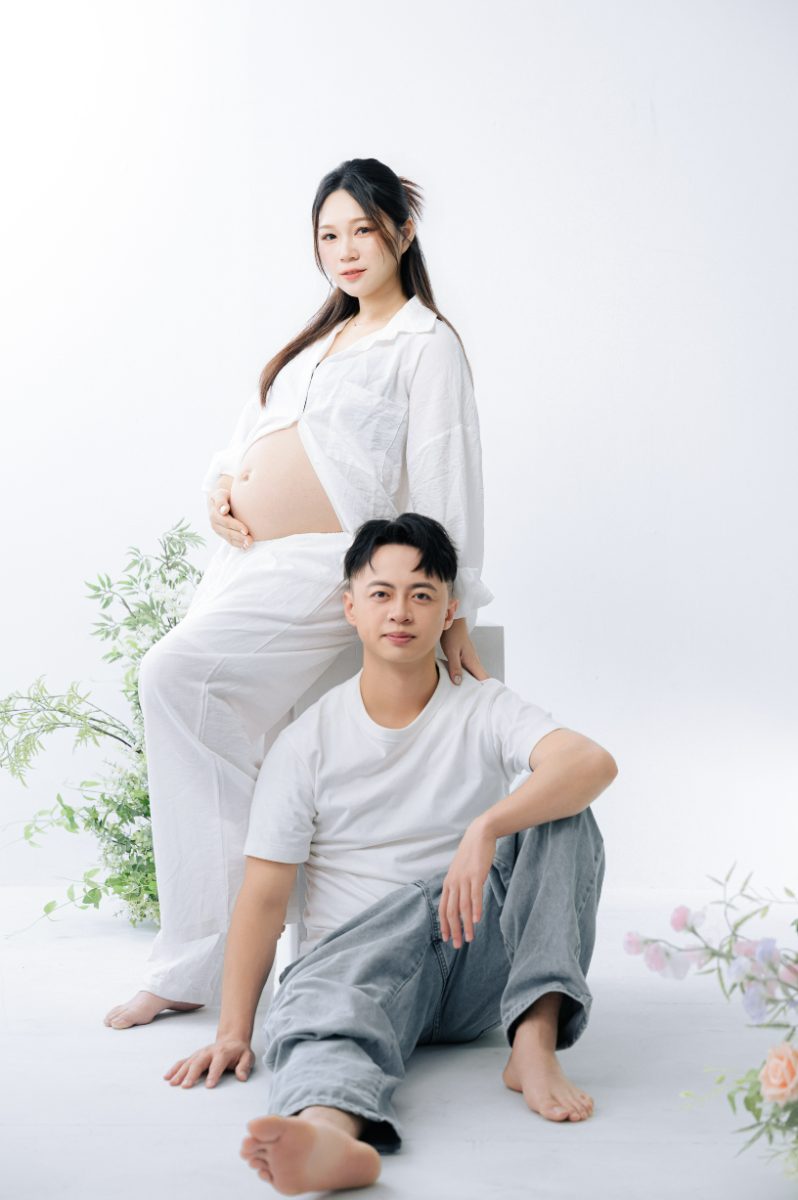 台中孕婦寫真：白色棚拍的夫妻坐姿合照