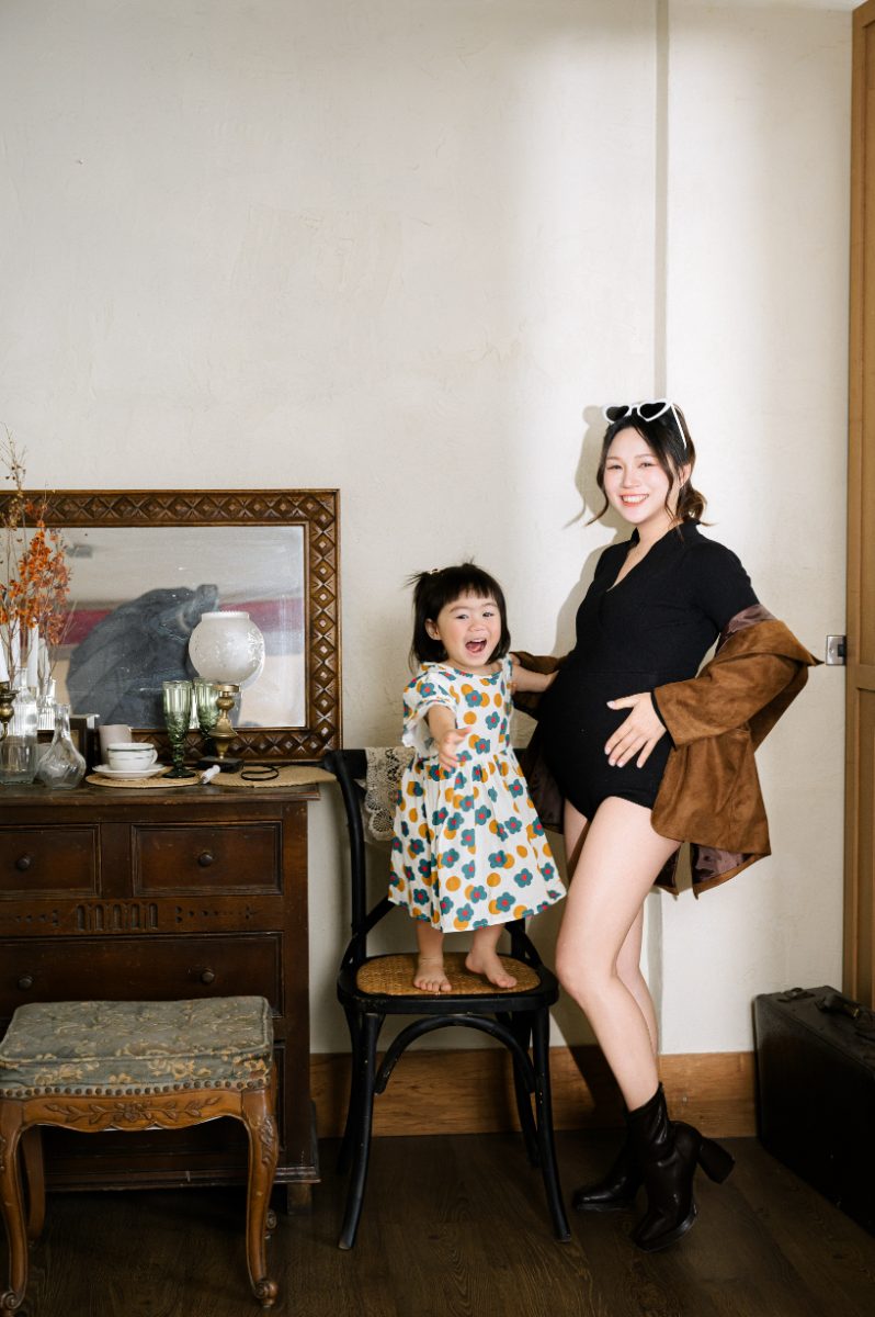 台中孕婦寫真：復古房間內的孕婦與女兒
