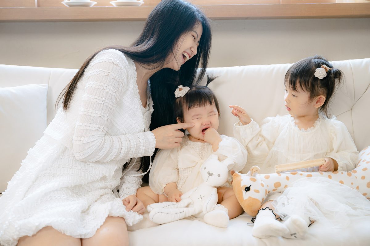 台中抓周紀錄：沙發上的媽媽與兩個女兒