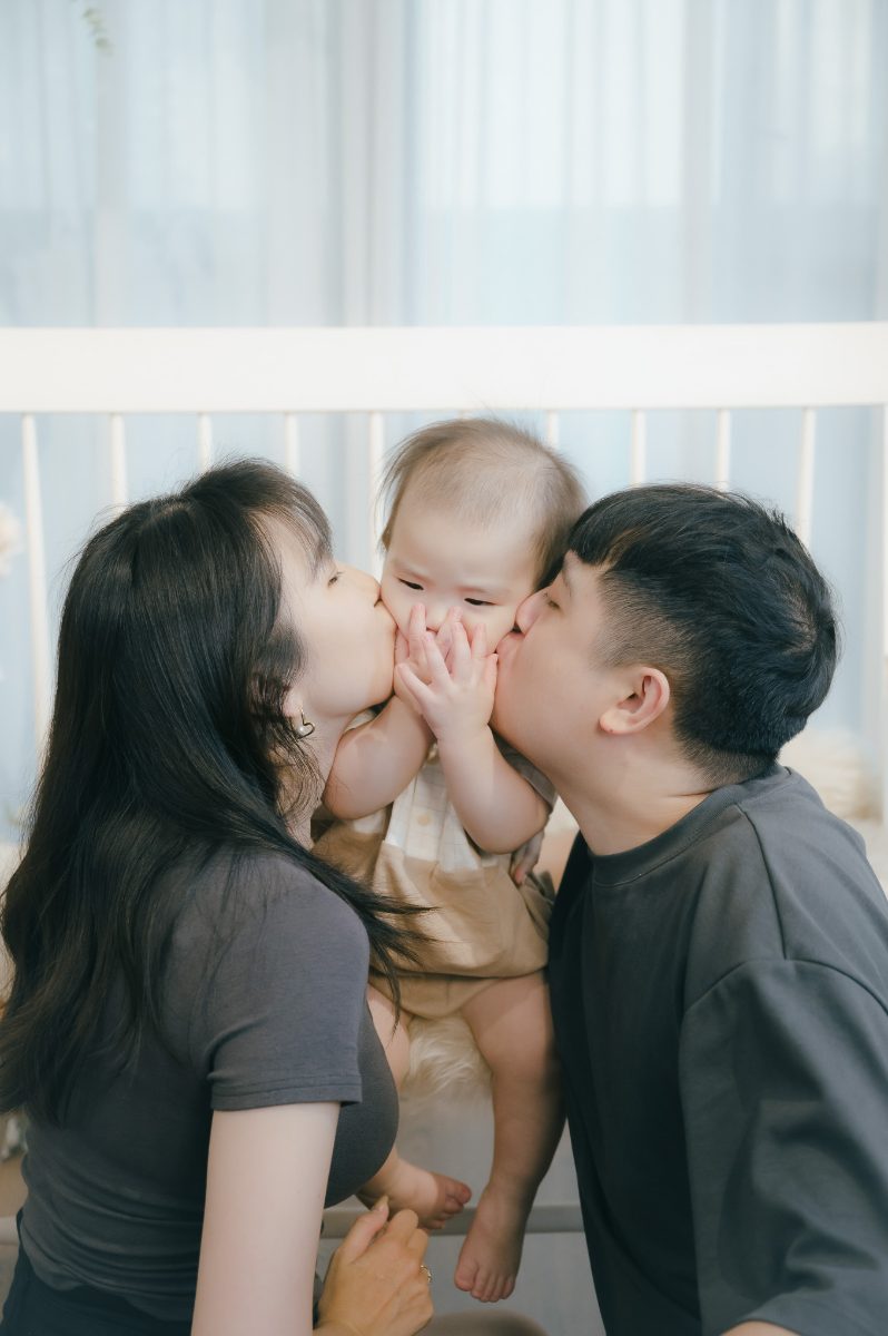 台中抓周紀錄：爸媽親吻周歲寶寶的臉頰