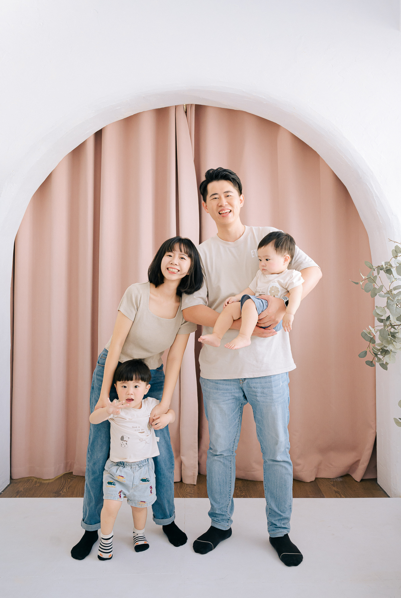 台中全家福寫真：一家四口於拱門佈景合影