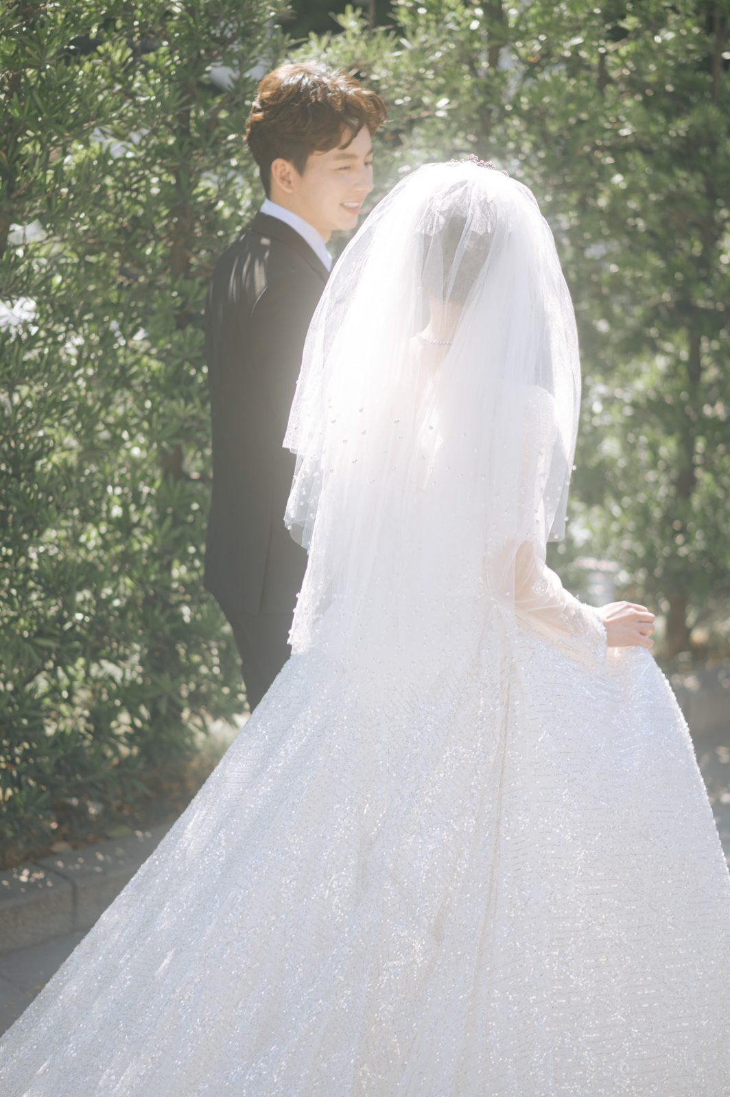 台中婚禮紀錄：陽光下的頭紗新娘與回望的新郎