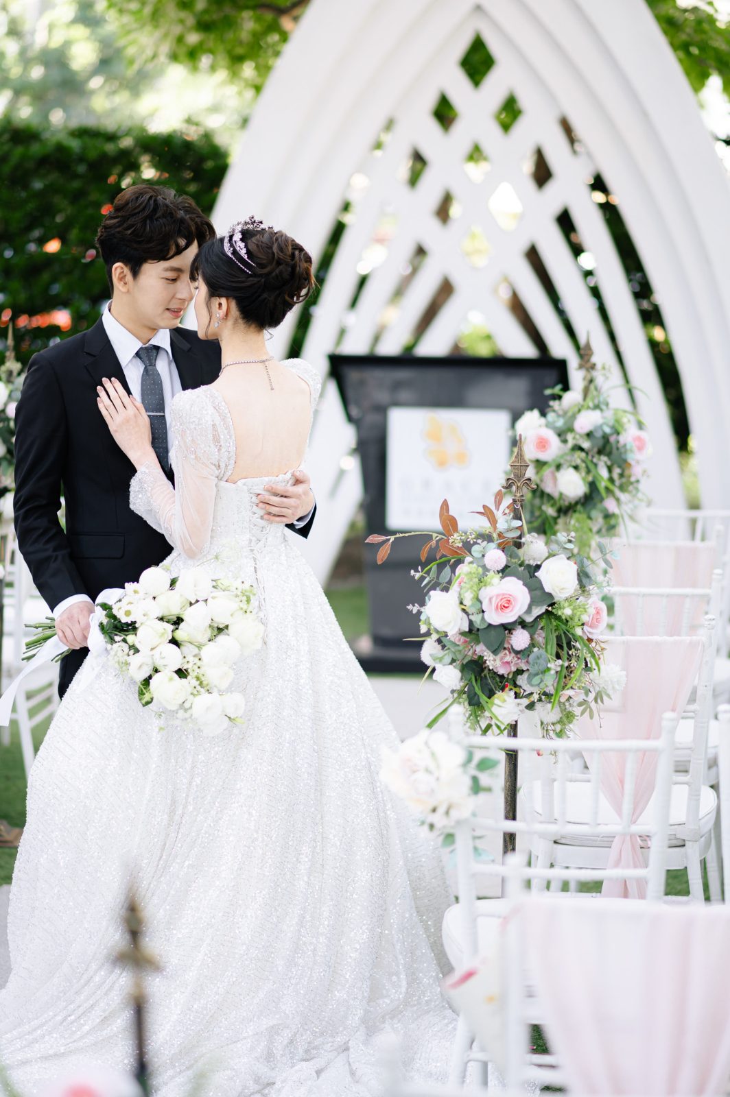 台中婚禮紀錄：白色拱門下相擁的新人