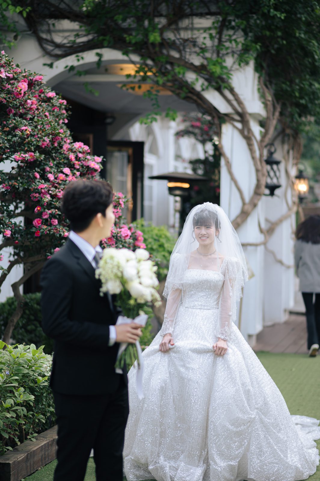 台中婚禮紀錄：花牆前手持捧花的新娘與新郎