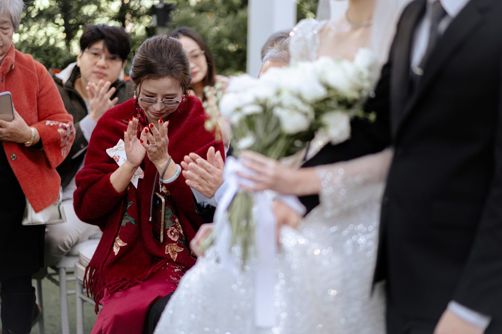 台中婚禮紀錄：親友掌聲中的捧花與新人