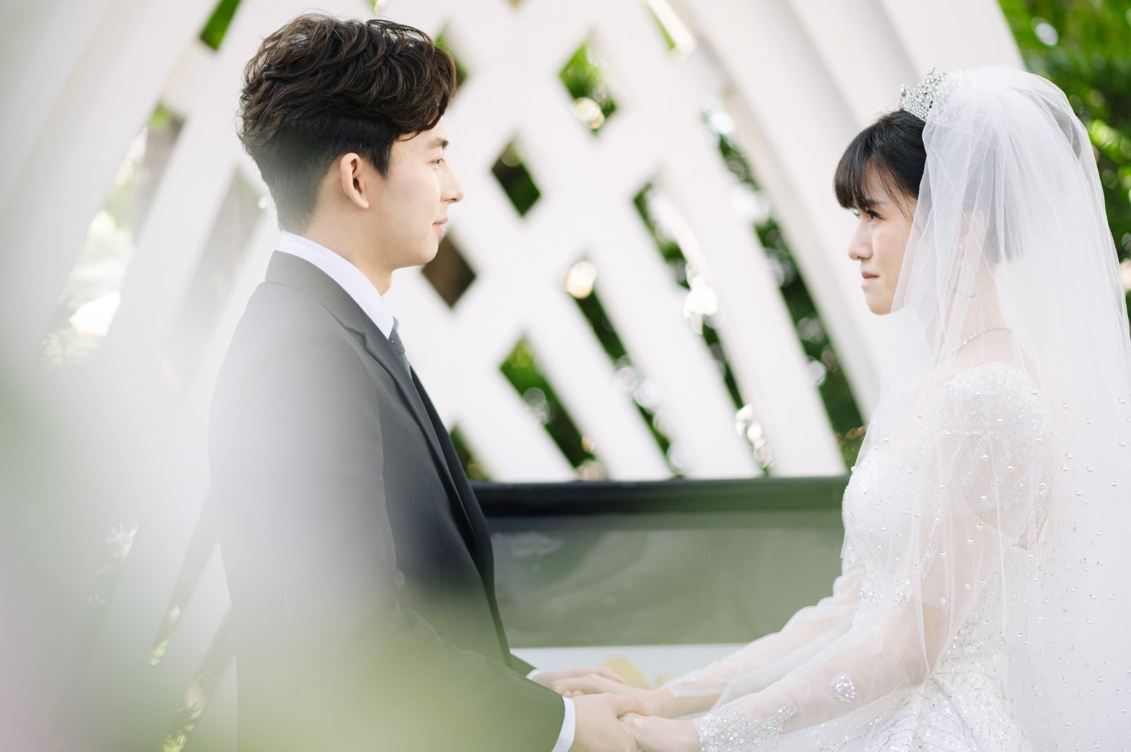 台中婚禮紀錄：白色廊架下牽手相望的新人