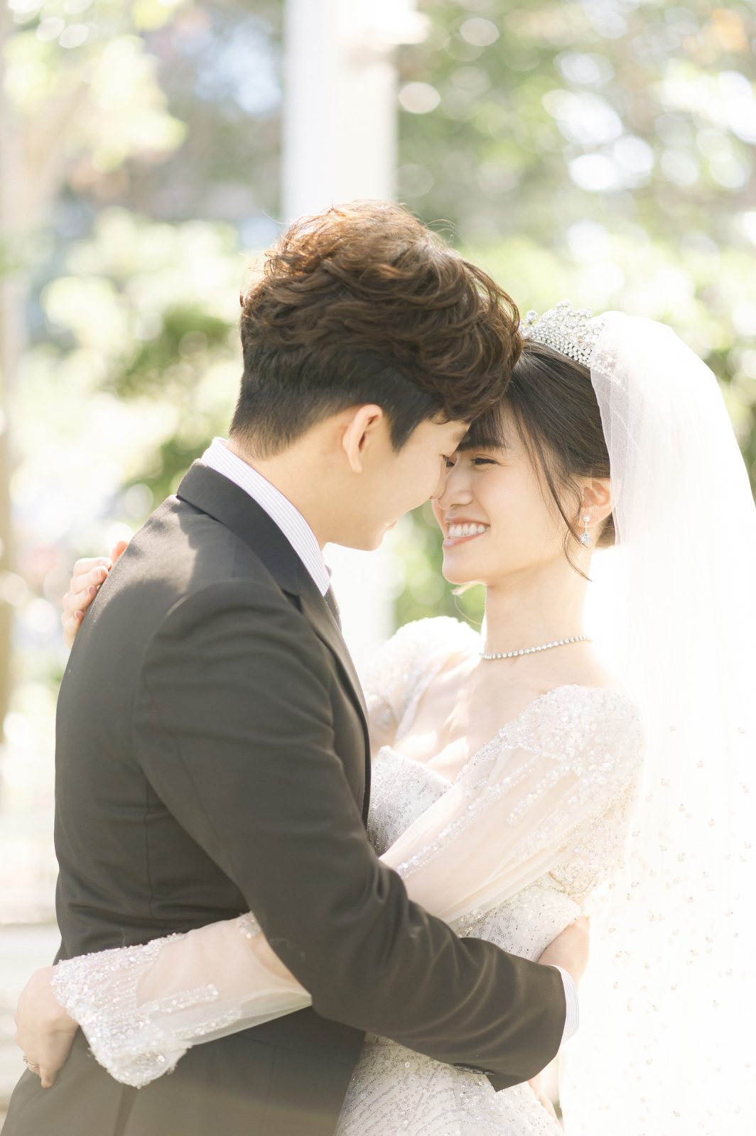台中婚禮紀錄：逆光中額頭相依的新人