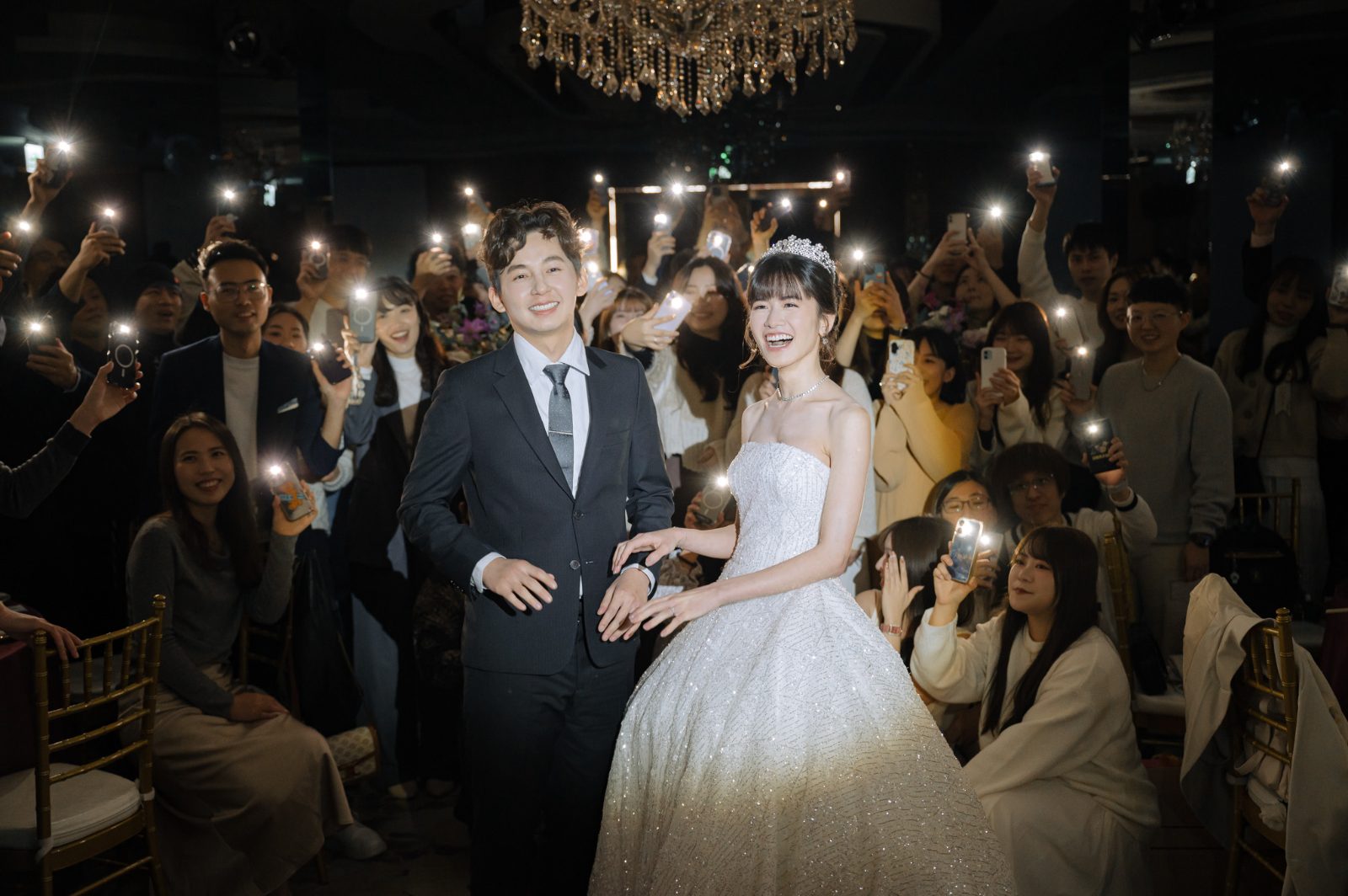 台中婚禮紀錄：親友舉燈相迎的宴客現場