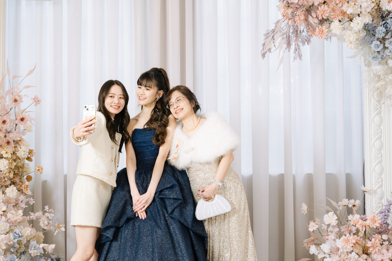 台中婚禮紀錄：伴娘與新娘的合照